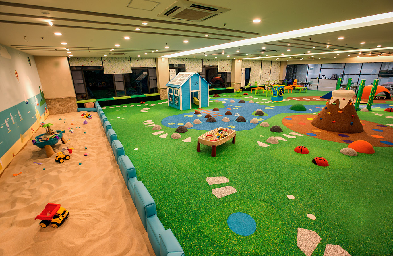 Een kinderspeelparadijs met een bosrijke beleving met verschillende speel elementen Een kinderspeelparadijs met een bosrijke beleving met verschillende speel elementen