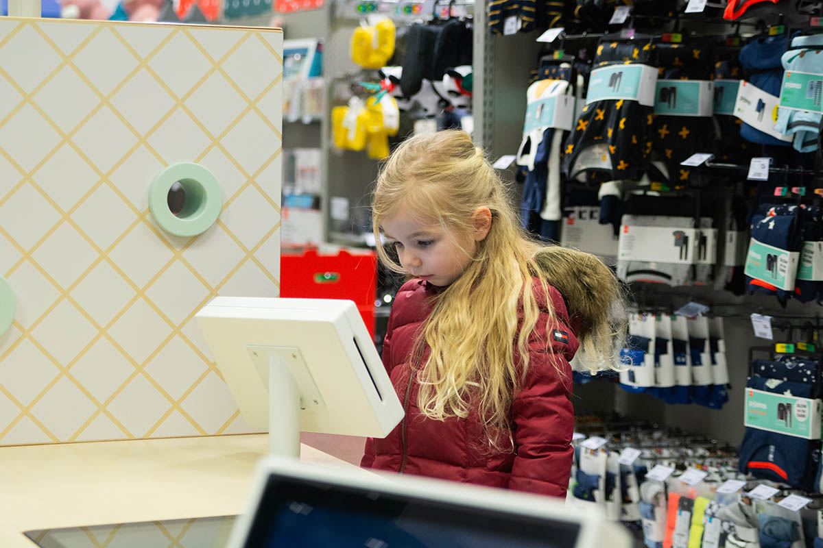 Op deze afbeelding ziet u een kinderhoek in winkel Hema