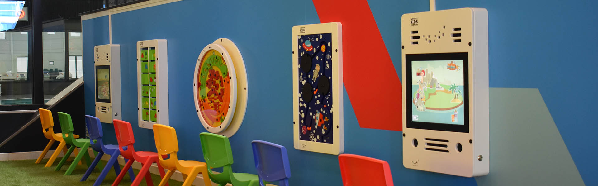 Kinderhoek Zwemcentrum Rotterdam Op deze afbeelding staat een speelhoek met een interactief speelsysteem