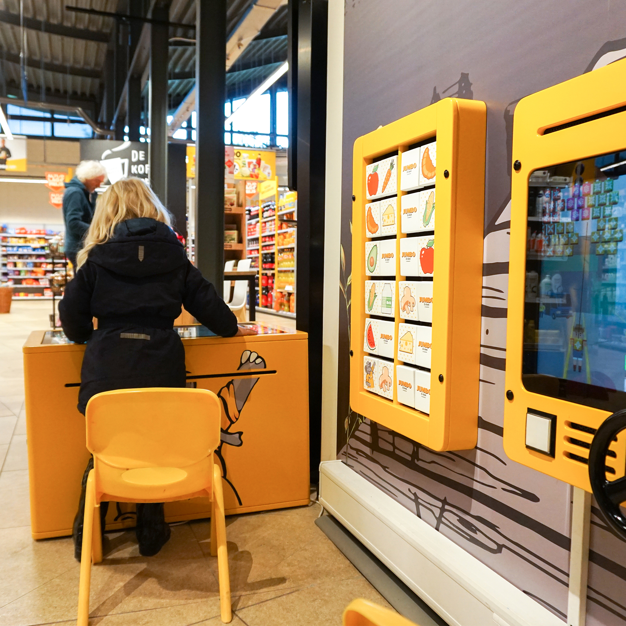 Meisje speelt in kinderhoek bij supermarkt Jumbo Els Boek in Leeuwarden