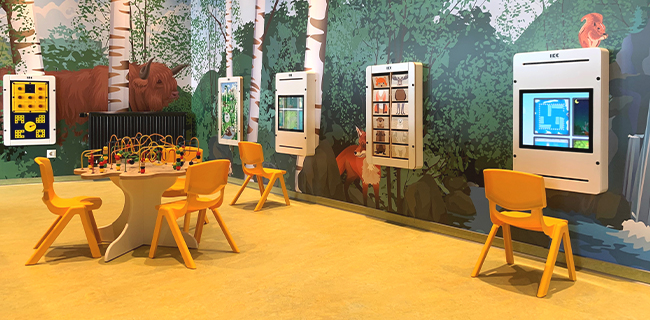IKC speelruimte met kralentafel kindermeubels wandspellen en wandbekleding bij Backerei Schollin in Bottrop Duitsland IKC speelruimte met kralentafel kindermeubels wandspellen en wandbekleding bij Backerei Schollin in Bottrop Duitsland