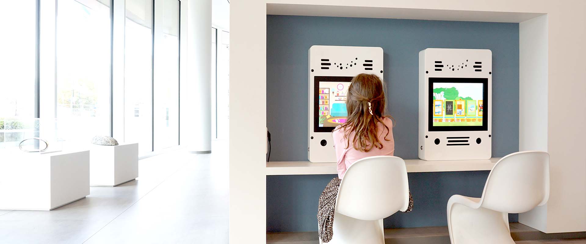 Gemeentehuis Almelo I twee interactieve speelsystemen om het wachten makkelijker te maken Gemeentehuis Almelo I twee interactieve speelsystemen om het wachten makkelijker te maken