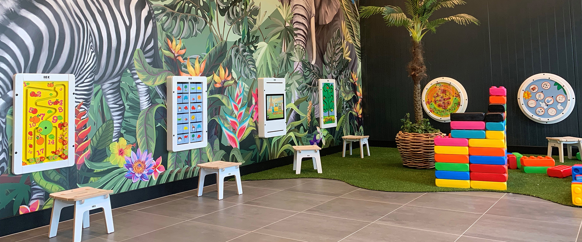 IKC | Tuincentrum met muurbekleding en diverse spellen aan de muur IKC | Tuincentrum met muurbekleding en diverse spellen aan de muur