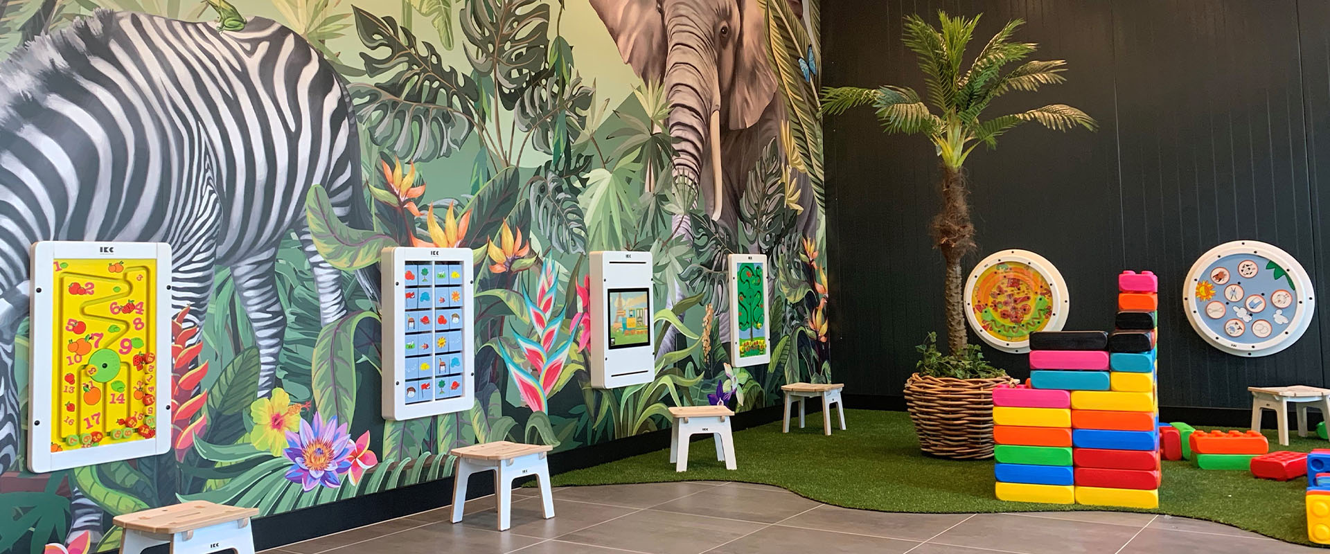 IKC speelhoek met kinderstoelen en wandspellen in tuincentrum Vechtweelde in Maarssen IKC speelhoek met kinderstoelen en wandspellen in tuincentrum Vechtweelde in Maarssen