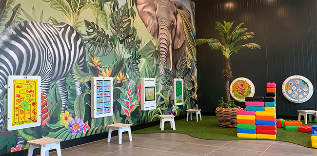 IKC speelhoek met kinderstoelen en wandspellen in tuincentrum Vechtweelde in Maarssen