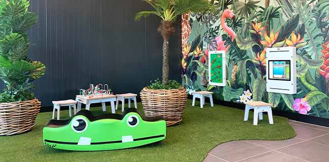 IKC speelhoek met kinderstoelen en wandspellen in tuincentrum Vechtweelde in Maarssen IKC speelhoek met kinderstoelen en wandspellen in tuincentrum Vechtweelde in Maarssen