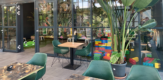 IKC speelhoek met kinderstoelen en wandspellen in tuincentrum Vechtweelde in Maarssen IKC speelhoek met kinderstoelen en wandspellen in tuincentrum Vechtweelde in Maarssen