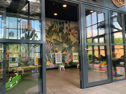 IKC speelhoek met kinderstoelen en wandspellen in tuincentrum Vechtweelde in Maarssen IKC speelhoek met kinderstoelen en wandspellen in tuincentrum Vechtweelde in Maarssen