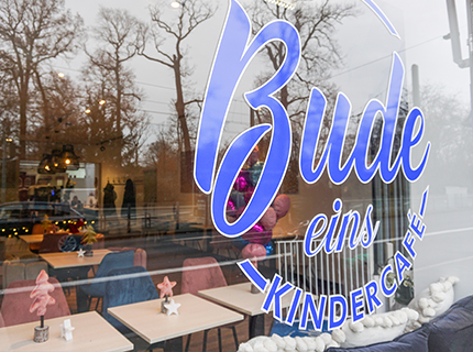 IKC speelhoek met keukentje voor kinderen in kindercafe Bude Eins in Pempelfort Duitsland IKC speelhoek met keukentje voor kinderen in kindercafe Bude Eins in Pempelfort Duitsland