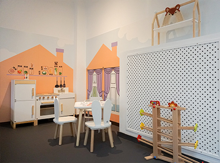 IKC speelhoek met keukentje voor kinderen in kindercafe Bude Eins in Pempelfort Duitsland IKC speelhoek met keukentje voor kinderen in kindercafe Bude Eins in Pempelfort Duitsland