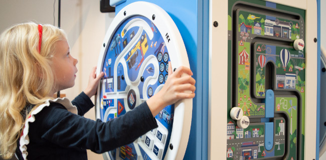 kinderen spelen wandspeelbord wandspel draaiend educatief