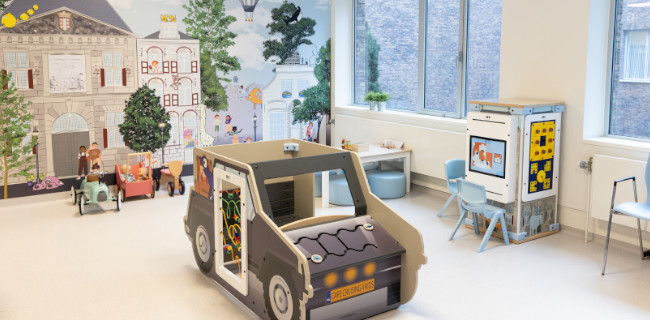 Wachtruimte inrichting met custom speelauto voor kinderen Wachtruimte inrichting met custom speelauto voor kinderen
