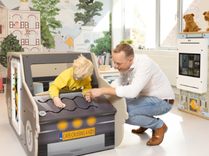 kind in speelauto van vernieuwde kindvriendelijke wachtkamer GHZ kind in speelauto van vernieuwde kindvriendelijke wachtkamer GHZ